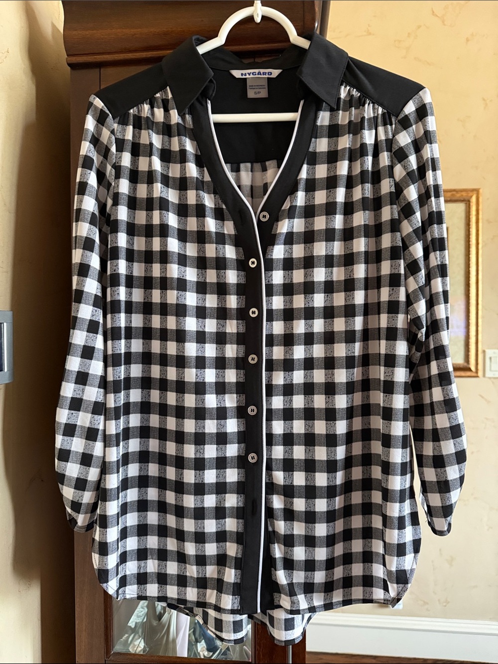 Peter Nygard Black & White Gingham Button-Down Shirt. Size Small like new